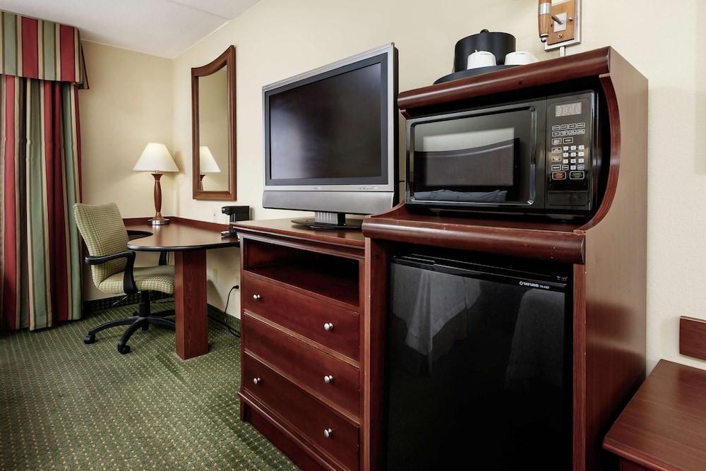 Hampton Inn & Suites Наварра Екстер'єр фото
