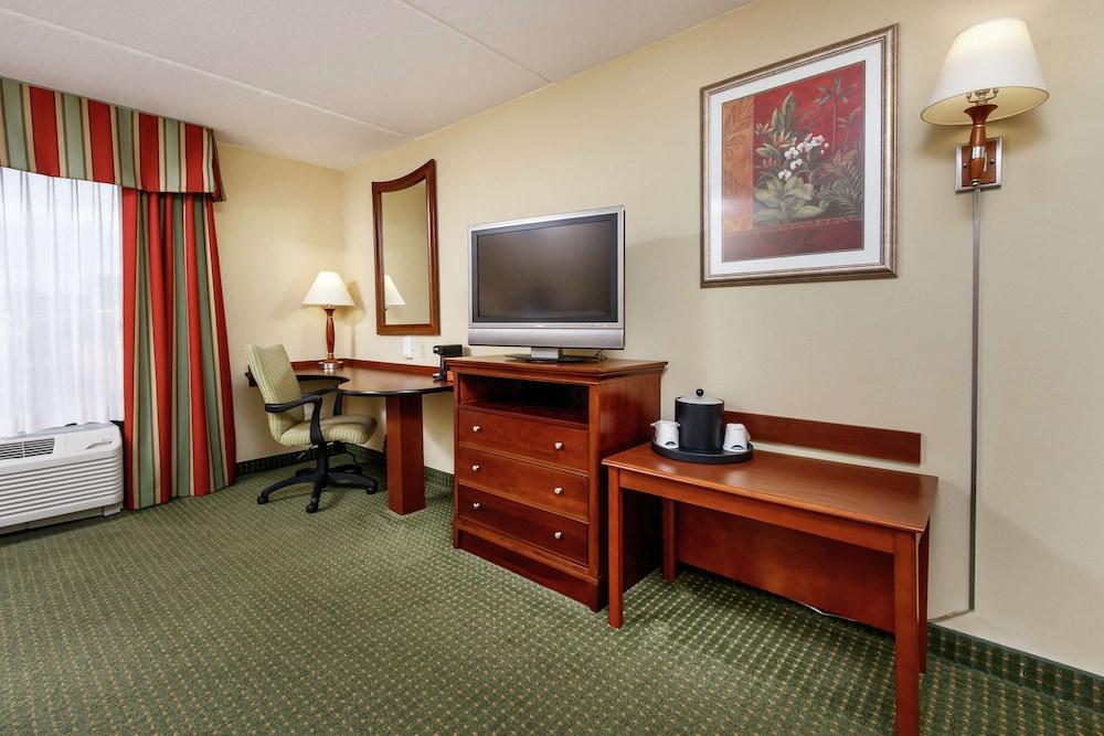 Hampton Inn & Suites Наварра Екстер'єр фото