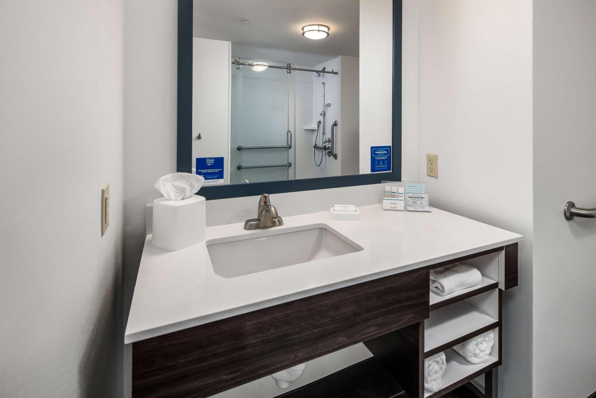 Hampton Inn & Suites Наварра Екстер'єр фото