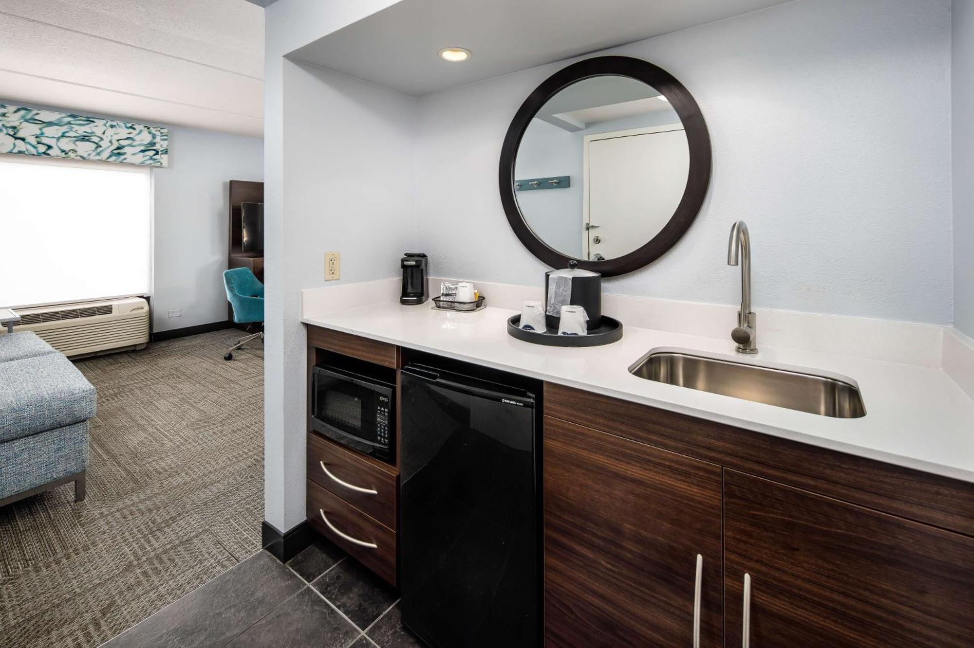 Hampton Inn & Suites Наварра Екстер'єр фото