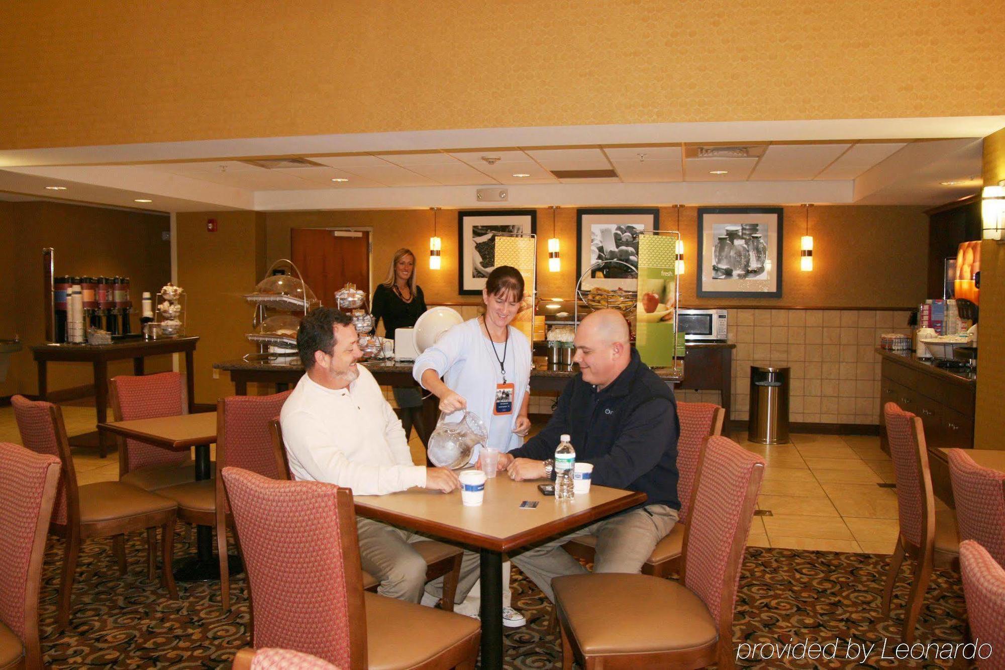 Hampton Inn & Suites Наварра Ресторан фото