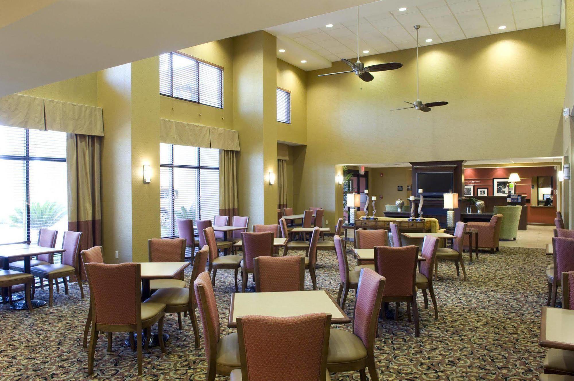 Hampton Inn & Suites Наварра Екстер'єр фото