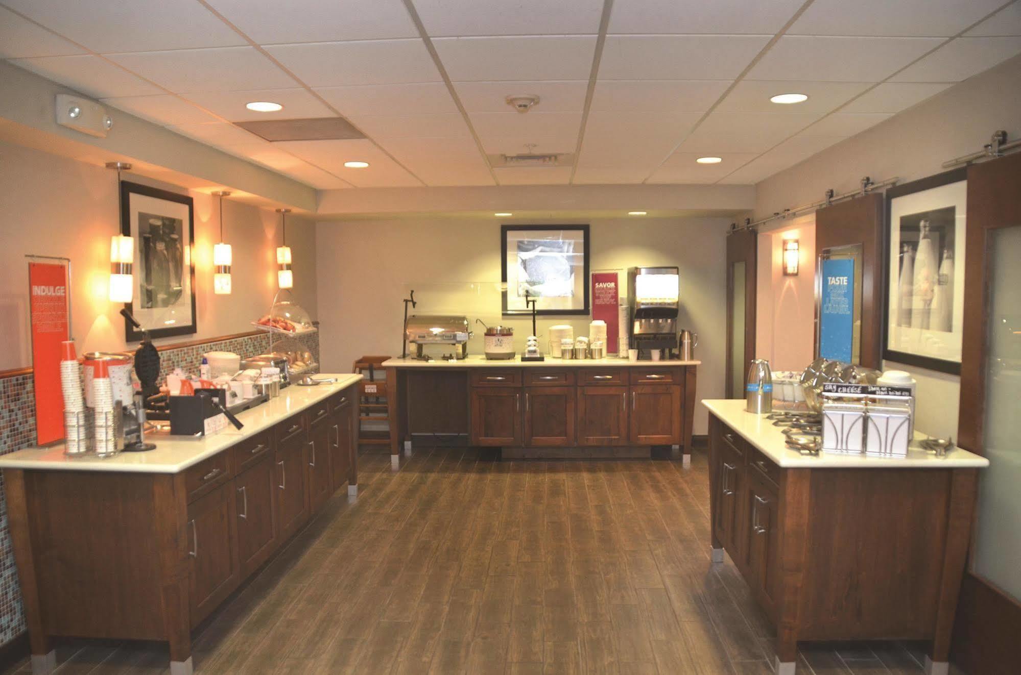 Hampton Inn & Suites Наварра Екстер'єр фото