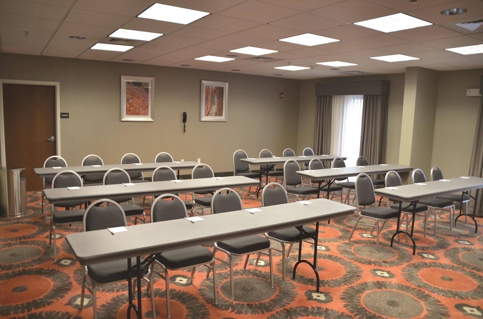 Hampton Inn & Suites Наварра Екстер'єр фото