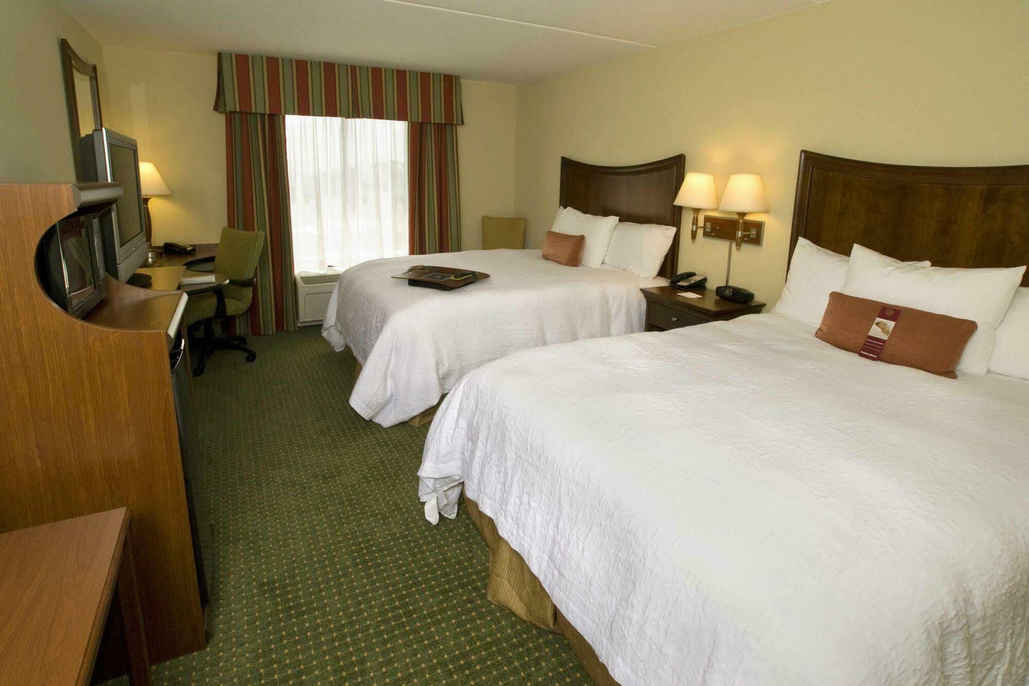 Hampton Inn & Suites Наварра Екстер'єр фото