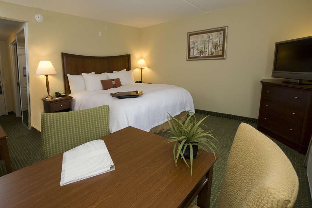 Hampton Inn & Suites Наварра Номер фото